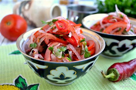 Uzbekiškos pomidorų salotos (Achichuk) prie plovo