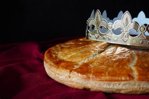 Trijų Karalių pyragas su karūna ir paslėpta figūrėle