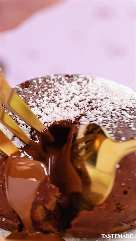 Šokoladinio lava cake pyragėlio pjūvio nuotrauka su išbėgančiu karštu šokoladu