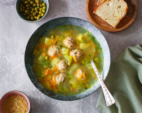 Pieniškos daržovių sriubos su kukuliais lėkštė