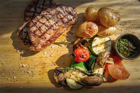 Įvairūs garnyrai prie kepsnių