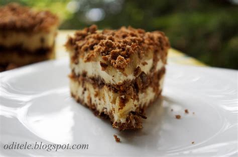 Nekeptas meduolių tortas su bananų griežinėliais ir rududu