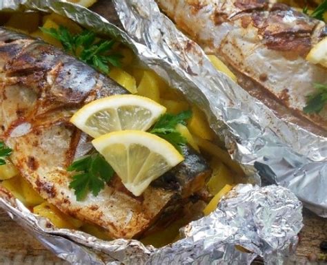 Skumbrė su citrina ir svogūnais kepimui folijoje