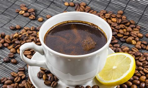 Portugalijos Mazagran gėrimas su kava, citrina ir gazuotu vandeniu