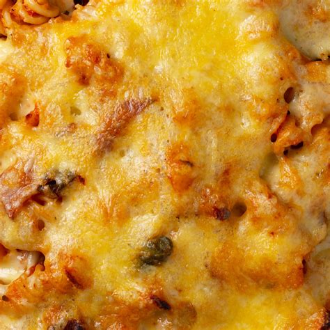 Vamzdelinių makaronų apkepas su mėsos padažu