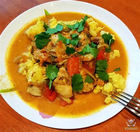 Aromatingas tilapijos karis su kokosų pienu ir daržovėmis