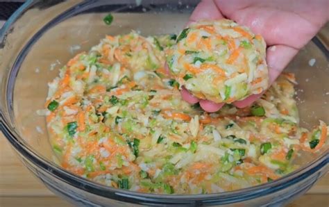 Ingredientų paruošimas kotletams: tarkuotos daržovės ir mirkoma duona