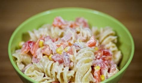 makaronų salotos su kumpiu ir daržovėmis dubenyje