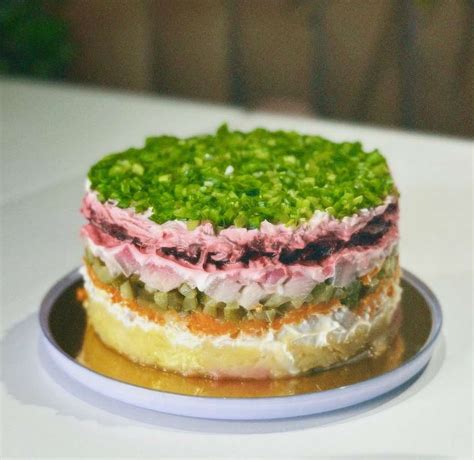 silkės tortas patiektas ant šventinio stalo