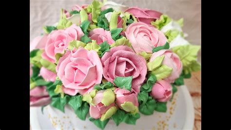 Gėlės iš kremo ant torto