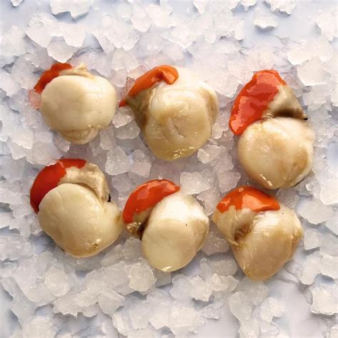 Jūros šukutės su citrina ir kaparėliais