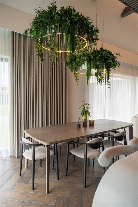 Modernus „Green Hall“ restorano interjeras su palmėmis