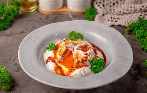 Turkiški kiaušiniai Çılbır su jogurtu ir paprika