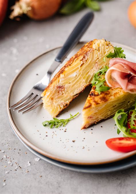 Ispaniškas bulvių omletas (tortilla de patatas)