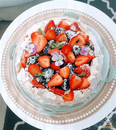 Šventinė Pavlova su uogomis ir grietinėle