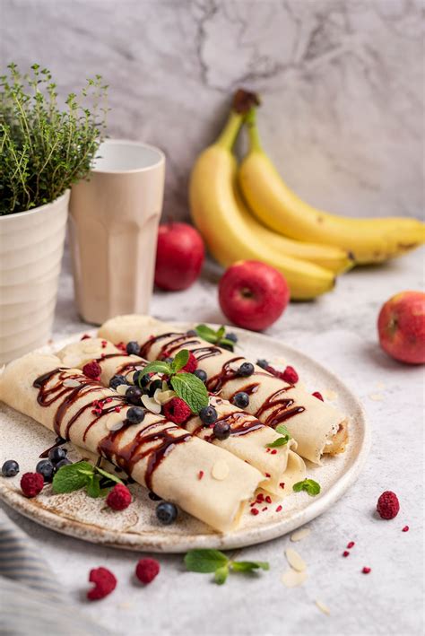 Paruošti blynai su bananais ir obuoliais