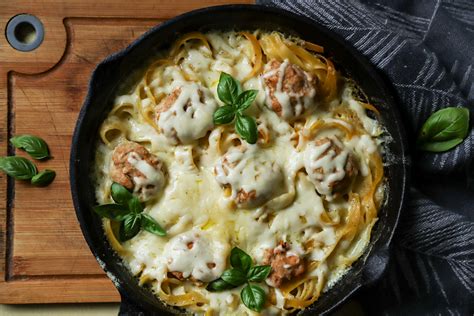 Paruošti makaronų lizdeliai su mėsa