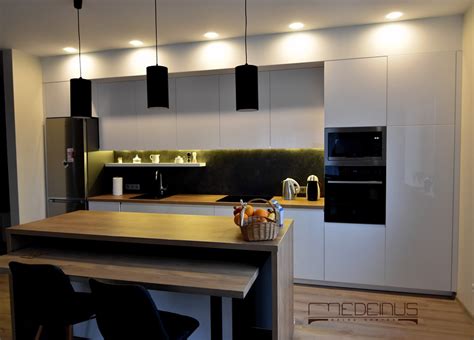 Virtuvių dizainas su knygų laikikliu