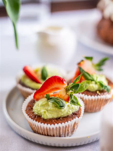 Keksiukai su bazilikų kremu ir braškėmis