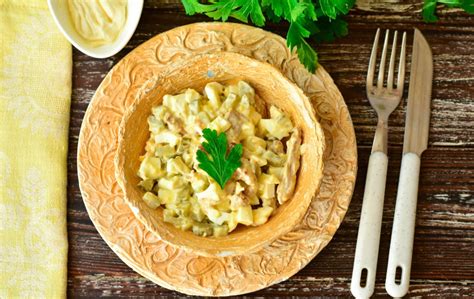 Lėkštė su marinuotais kopūstais ir mėsa