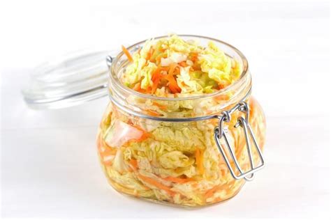 Įvairūs marinuotų kopūstų ingredientai