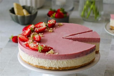 Nekeptas tortas su braškėmis ir šokoladu