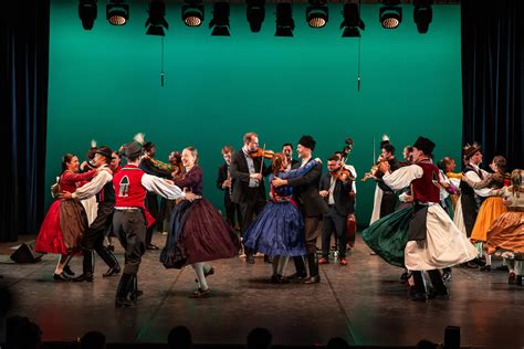 Istorinės liaudies šokių iliustracijos