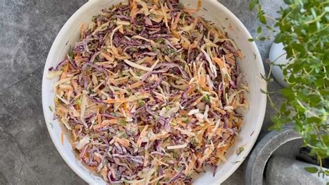 Traškios coleslaw salotos dubenyje