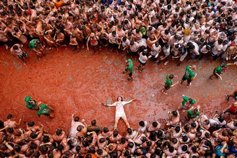 Žmonės mėtosi pomidorais per La Tomatina festivalį
