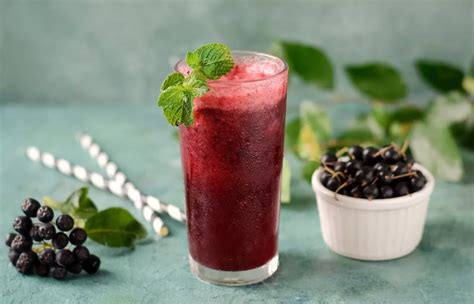 Atgaivinantis juodųjų serbentų limonadas