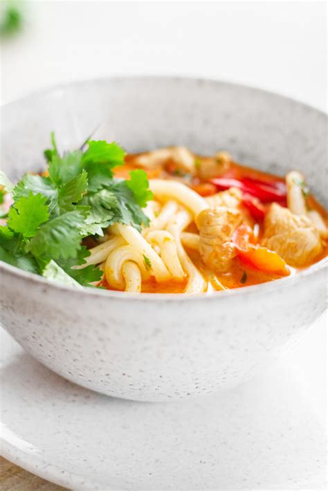 Paruošta kario udon sriuba dubenėlyje