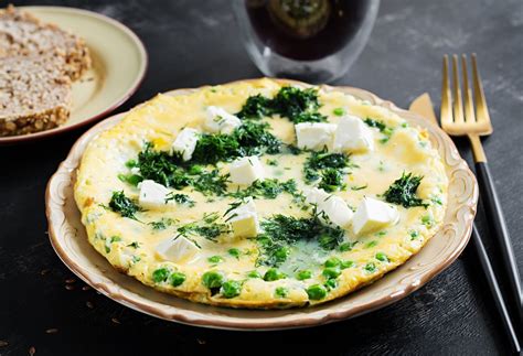 Omletas su morkomis ir žirneliais orkaitėje