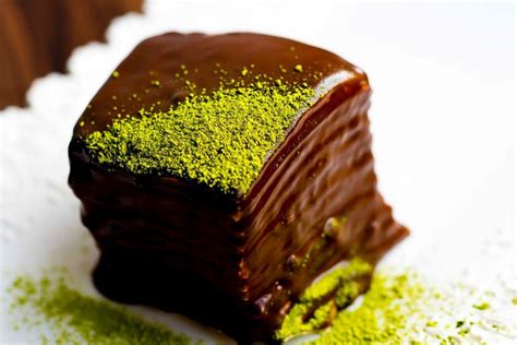 Matcha blynų tortas su šokoladiniu glaistu