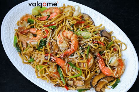 Wok makaronai su krevetėmis ir šviežiomis daržovėmis
