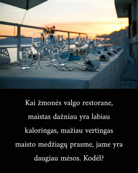 Žmonės valgo restorane