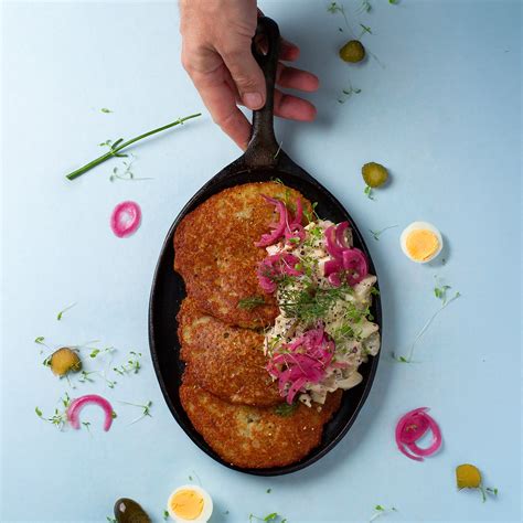 traškūs latkes su silkių kapotiniu