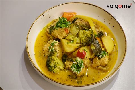 Įvairios daržovės ir vištienos gabaliukai sriubai