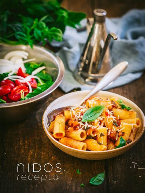 itališka pasta su pomidorais ir baziliku