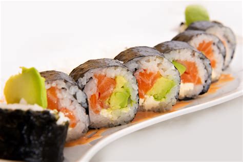 sushi ritinėliai su lašiša ir avokadu