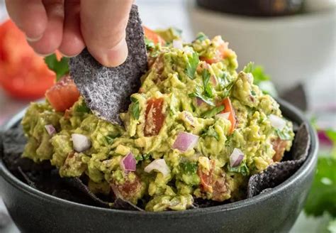 guacamole su tortilijų traškučiais