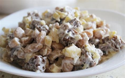 Paruošta pupelių ir keptos duonos mišrainė