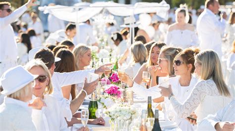 Žmonės „Le Diner en Blanc“ renginyje