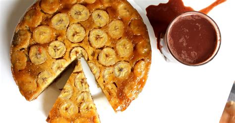 Lėkštė su bananų pyrago gabalėliu ir karamele