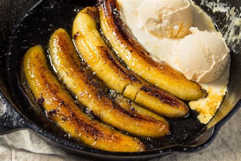 Karamelizuoti bananai keptuvėje su sluoksniuota tešla