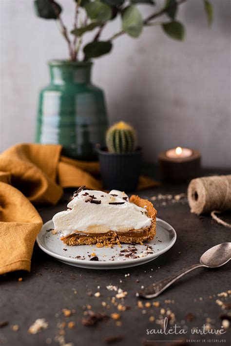 Banoffee pyragas su grietinėle ir bananų griežinėliais