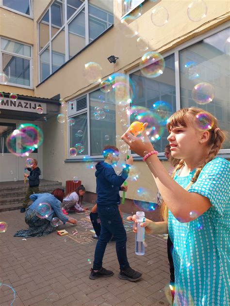 Vaiko akys stebinčios muilo burbulus