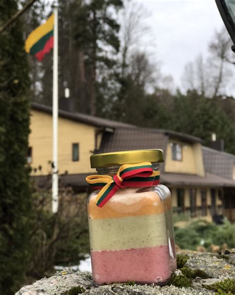 Desertinis patiekalas su Lietuvos vėliavos spalvomis