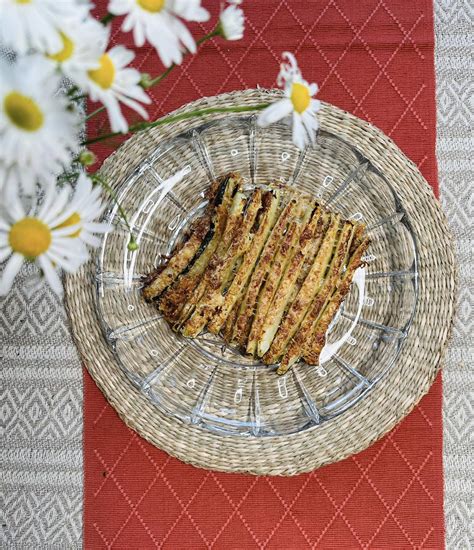 Cukinijų karpačas su parmezanu ir bazilikais