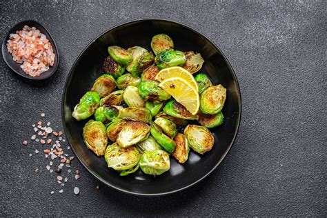 Įvairūs patiekalai su Briuselio kopūstais