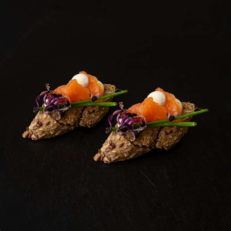 bruschetta su lašiša ir sūriu